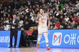 九游游戏-全靠你了...约克首节里突外投连砍9分助队止住颓势 另有3篮板